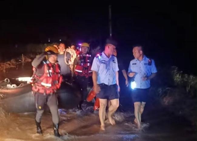 台风中湛江辅警砸车玻璃救出3人