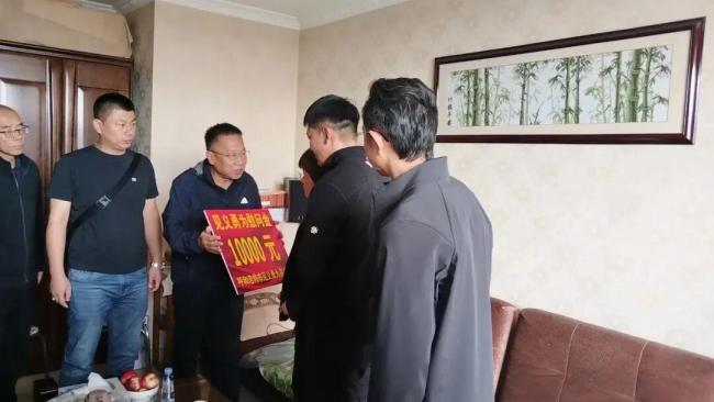 老党员黄启东因救人溺亡 儿子泪崩 英雄精神长存