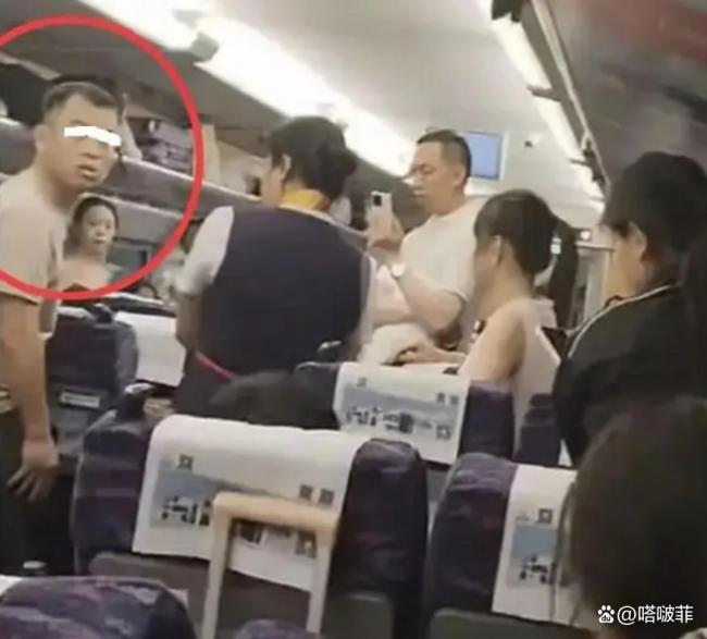 高铁上男子亲陌生小女孩称太可爱 不当行为引发争议