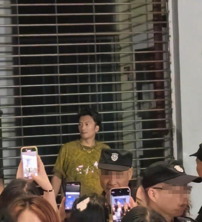 歌迷狂追“谢霆锋”拍照 安保：假的！