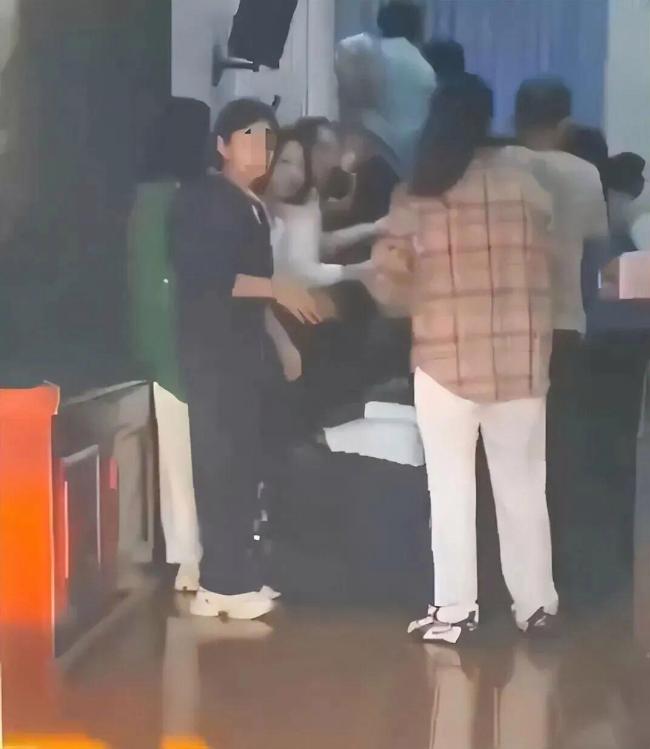 家长跪成一排让学生蒙眼踩过 官方回应 教育方式引争议