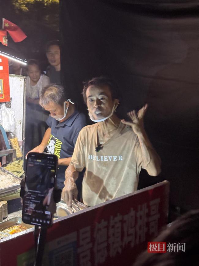 雞排哥回應嘴唇發(fā)紫發(fā)白：缺氧所致，堅持出攤獲網(wǎng)友關心