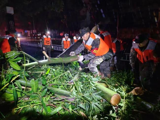 台风麦德姆过境 子弟兵迅速出动