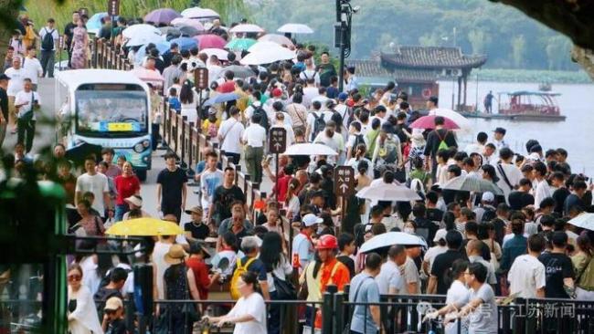 告诉王维 西出阳关全是人：假期景区人山人海