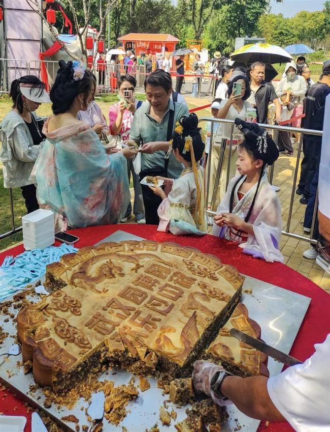 武汉现超大月饼重388斤 500人排队吃 共品中秋佳节