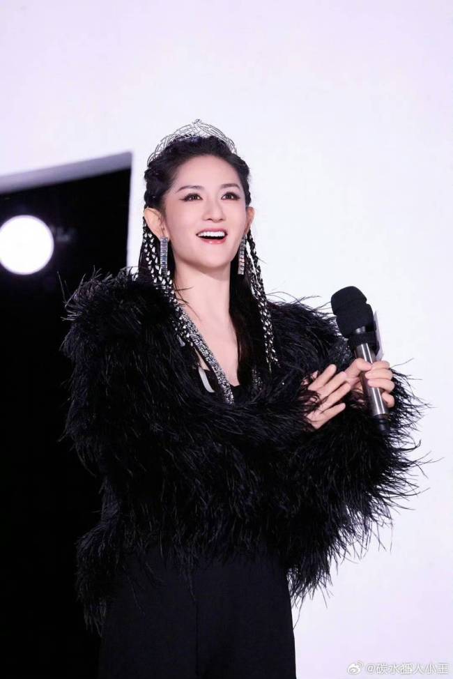 谢娜首次主持央视秋晚唱四川话rap