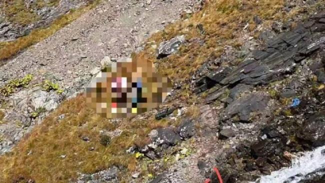 甘孜子龙秘境遇难者遗体被马驮出来 事故引发关注