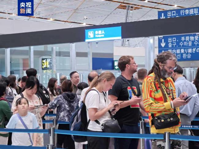 长假步入尾声迎接返程高峰 北京口岸双节出入境客流量同比增长18% 假期出行热度高涨