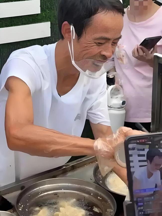 鸡排哥终于给自己放假了 疲惫后的温暖休息
