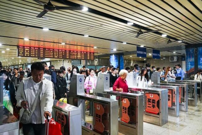 铁路北京局加开160对列车接旅客回家 应对返程高峰