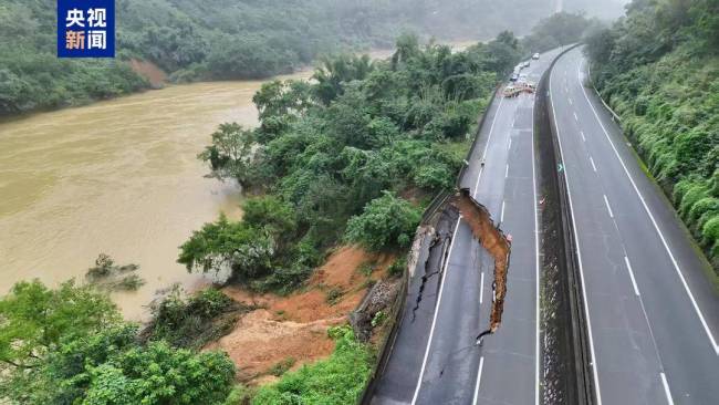 广西百色一高速公路塌陷紧急封路 台风引发地质灾害