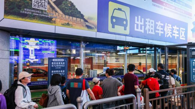 北京西站迎来返京高峰地铁为8100余名凌晨抵京旅客加班到2点