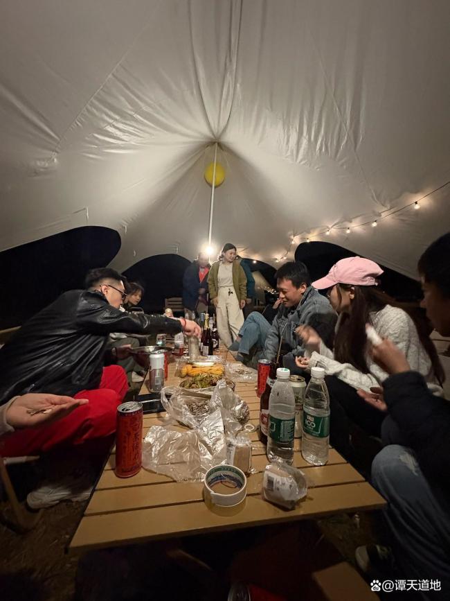 年轻人假期路边搭帐篷过夜火了 国庆露营反击战