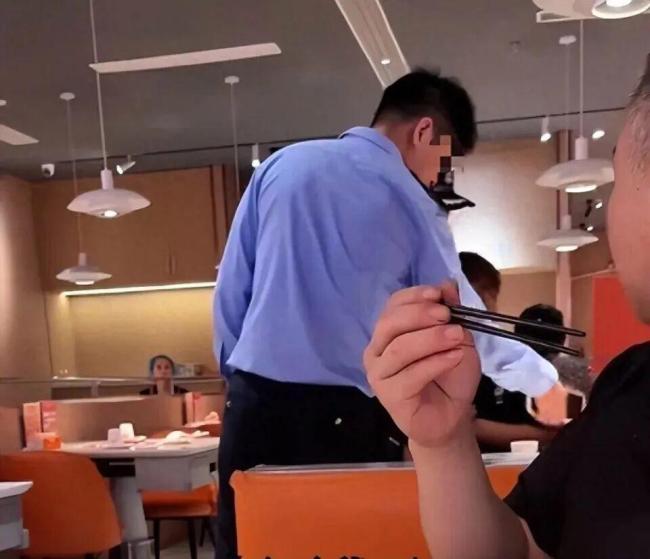 警方回应小伙与女友吃饭被铐走