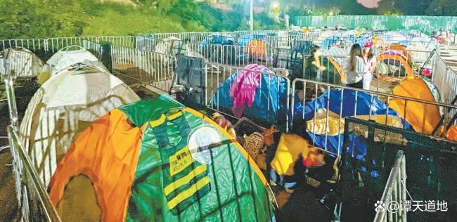 年轻人假期路边搭帐篷过夜火了 国庆露营反击战