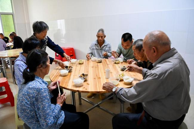 台风致广西百色一些村屯被淹 干群齐心抢险救灾
