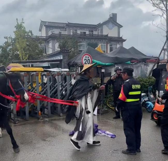 官方回应网红骑马强闯洱海廊道 保安劝阻无效引发争议