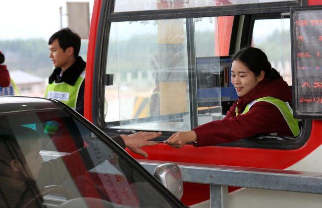 收费员暖心提醒司机卡点省过路费 速度与温度的平衡