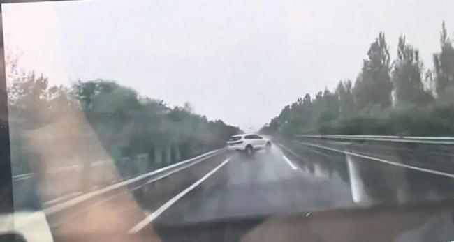 车辆失去控制，翻出了高