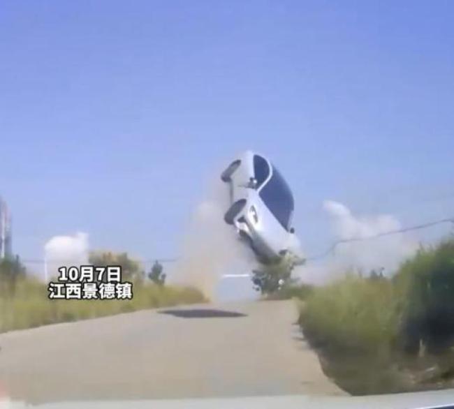 景德镇一汽车下坡突然起飞 轿车凌空飞起4米高