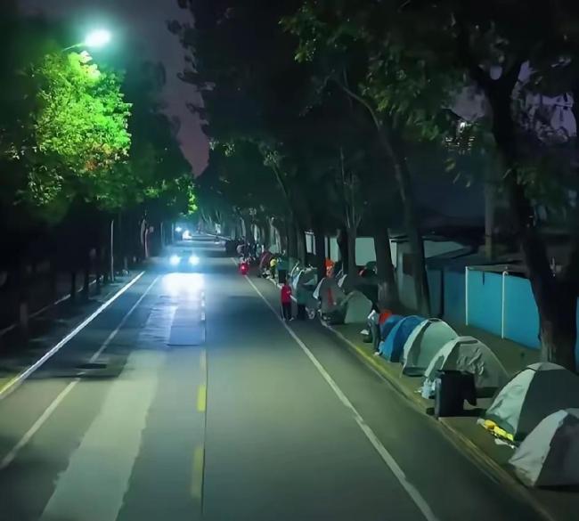 帐篷“挤走”酒店背后藏着什么信号 年轻人的性价比新潮流