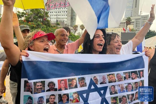 以被扣押人员家属庆祝达成停火协议 以色列批准加沙停火
