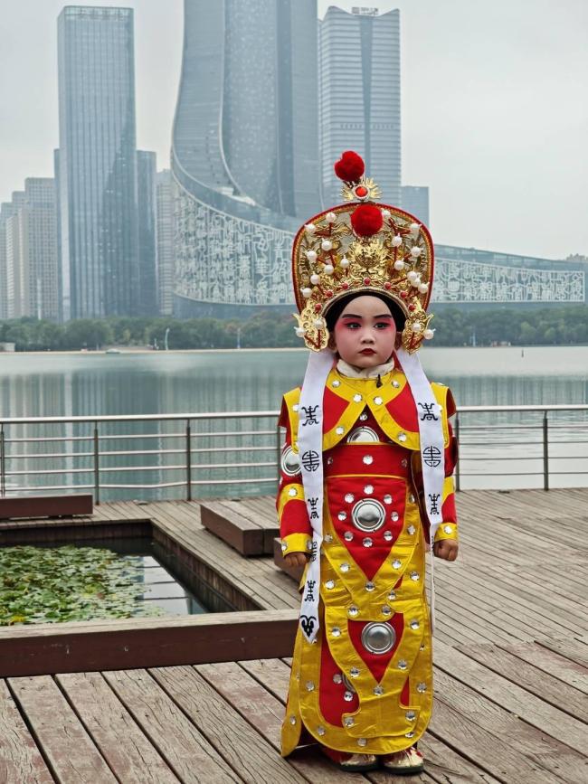 萌娃端奶瓶唱豫剧