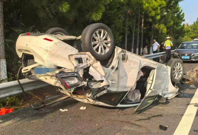 男子高速强行变道翻车反诬他人 无理取闹遭批评教育