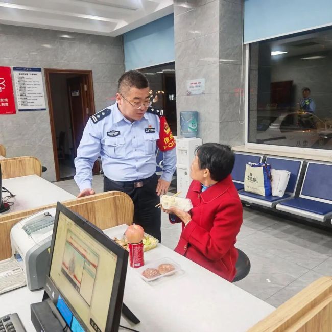 75岁老人买火车票时错把金州当荆州，大连人：来了就是缘分！温暖异乡之旅