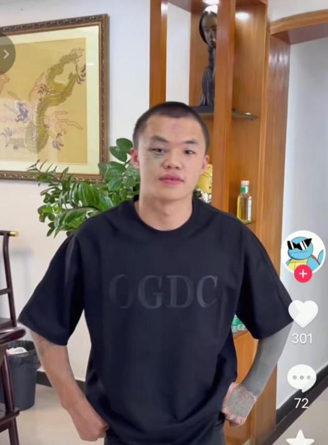 纹面男孩拿到新身份证🪪 告别“黑户”重获新生