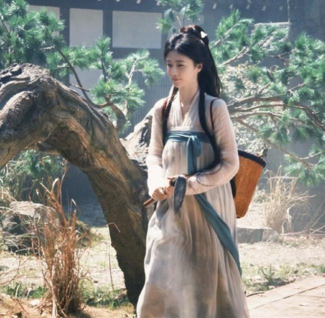 白鹿晒《莫离》片场工作照 古装造型引热议
