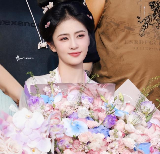 白鹿晒《莫离》片场工作照 古装造型引热议