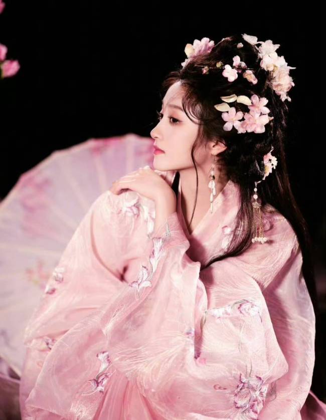 关晓彤少喝点吧 微醺更可儿