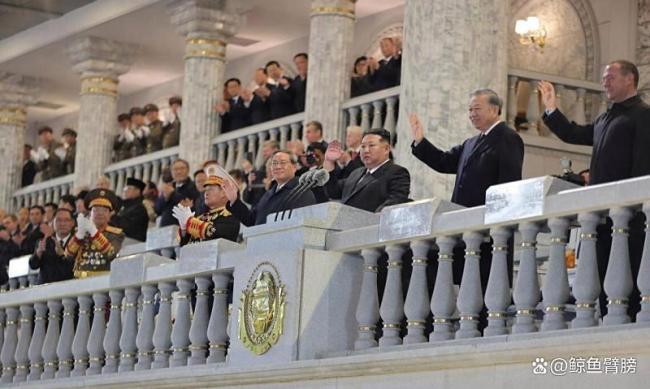 朝鲜“最具威力”核武器亮相阅兵 新型洲际弹道导弹展示