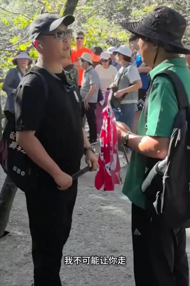 韩国男子在张家界举韩国国旗 景区争议行为引热议