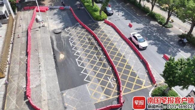 广西南宁两处滨江路段出现路面塌陷