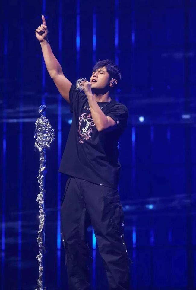 周杰伦自曝“恐慌发作无法上台” 演唱会背后的坚持与期待