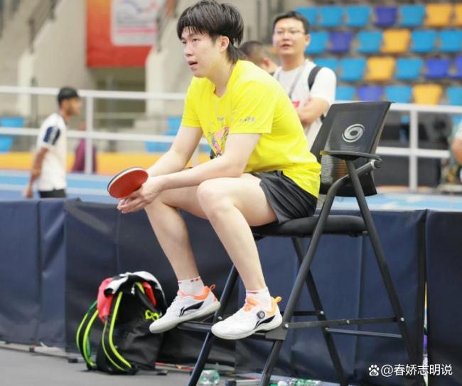 王楚钦就爱坐这里 裁判椅上的少年感