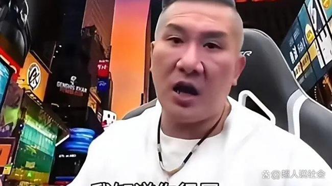 网红馆长把好牌打烂！亲陆人设碎一地，骂大陆网友后被流量反噬