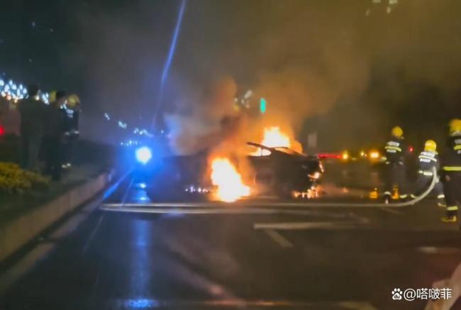 成都一小米SU7车祸后起火驾驶员遇难