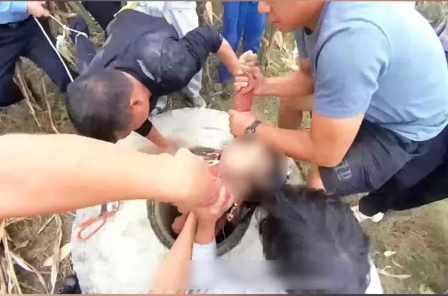 女童不慎坠井辅警倒挂救人 紧急救援暖人心