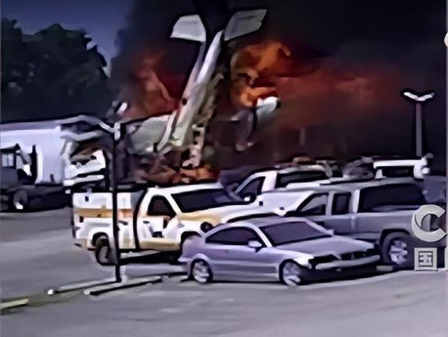 美国一小飞机坠毁致2死 触地瞬间：撞上停车场卡车 2秒内爆燃！