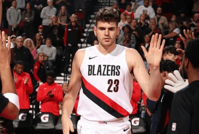 杨瀚森单节14分 约基奇式妙传 中国新星闪耀NBA