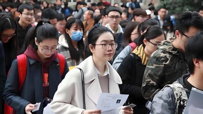 多地考公考编年龄放宽至38岁或43岁 招聘趋势变化