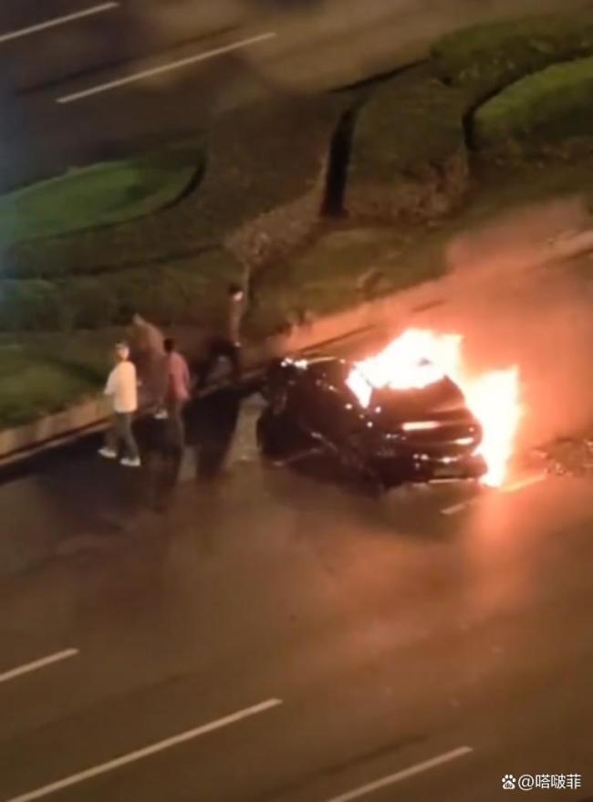 成都一小米SU7车祸后起火驾驶员遇难
