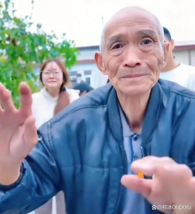 女孩带男友回家 离别时爷爷扒车窗哽咽