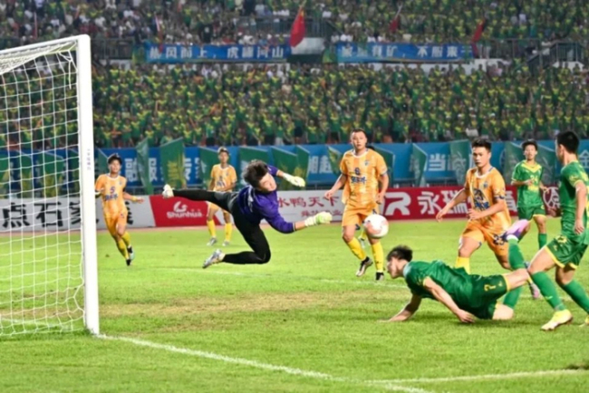 不公平？中国男足主力前锋参加湘超 半场戴帽，官方：完全符合规定 五人制国脚合规参赛