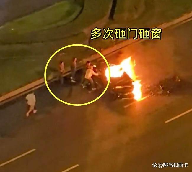 成都一小车失控后起火驾驶员遇难 电车救援难题引关注