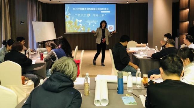 一条戒毒热线的20年 倾听与陪伴的力量