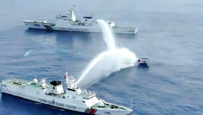 国外网友看菲律宾船只在南海恶意碰撞中国海警船 水炮迎头痛击